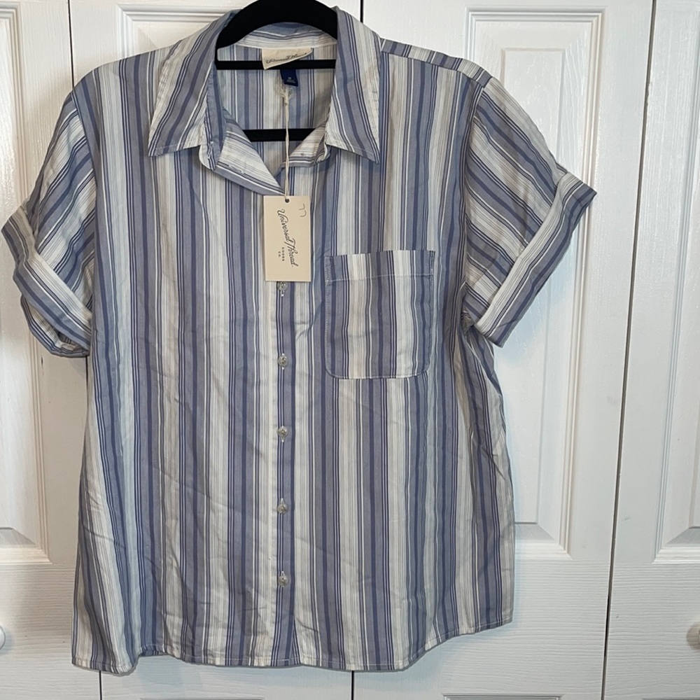 NWT Universal Threads capped sleeved button up shirt, size Medium blue and cream